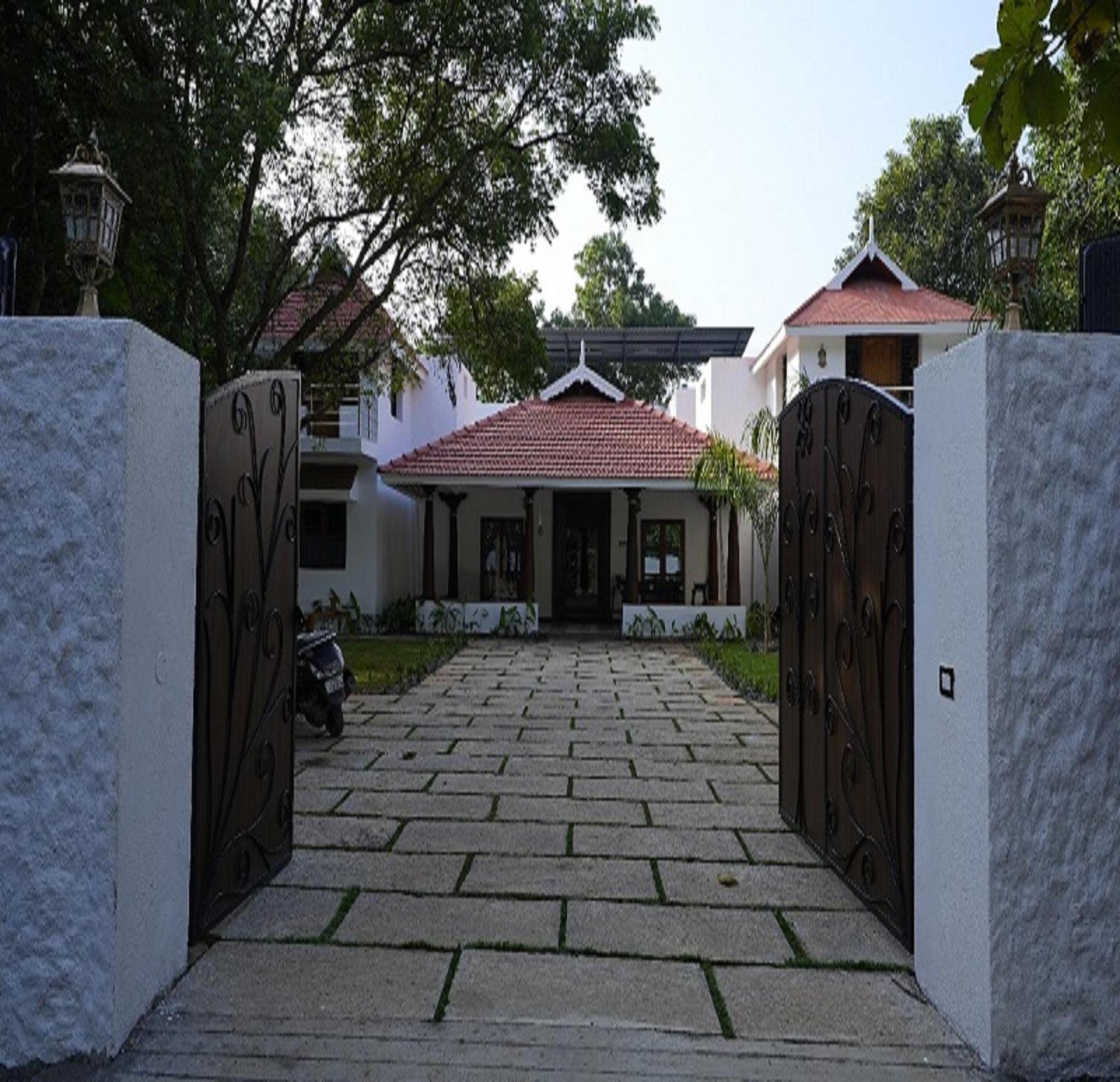 Courtyard Castle Heritage Resort Пондичери Екстериор снимка