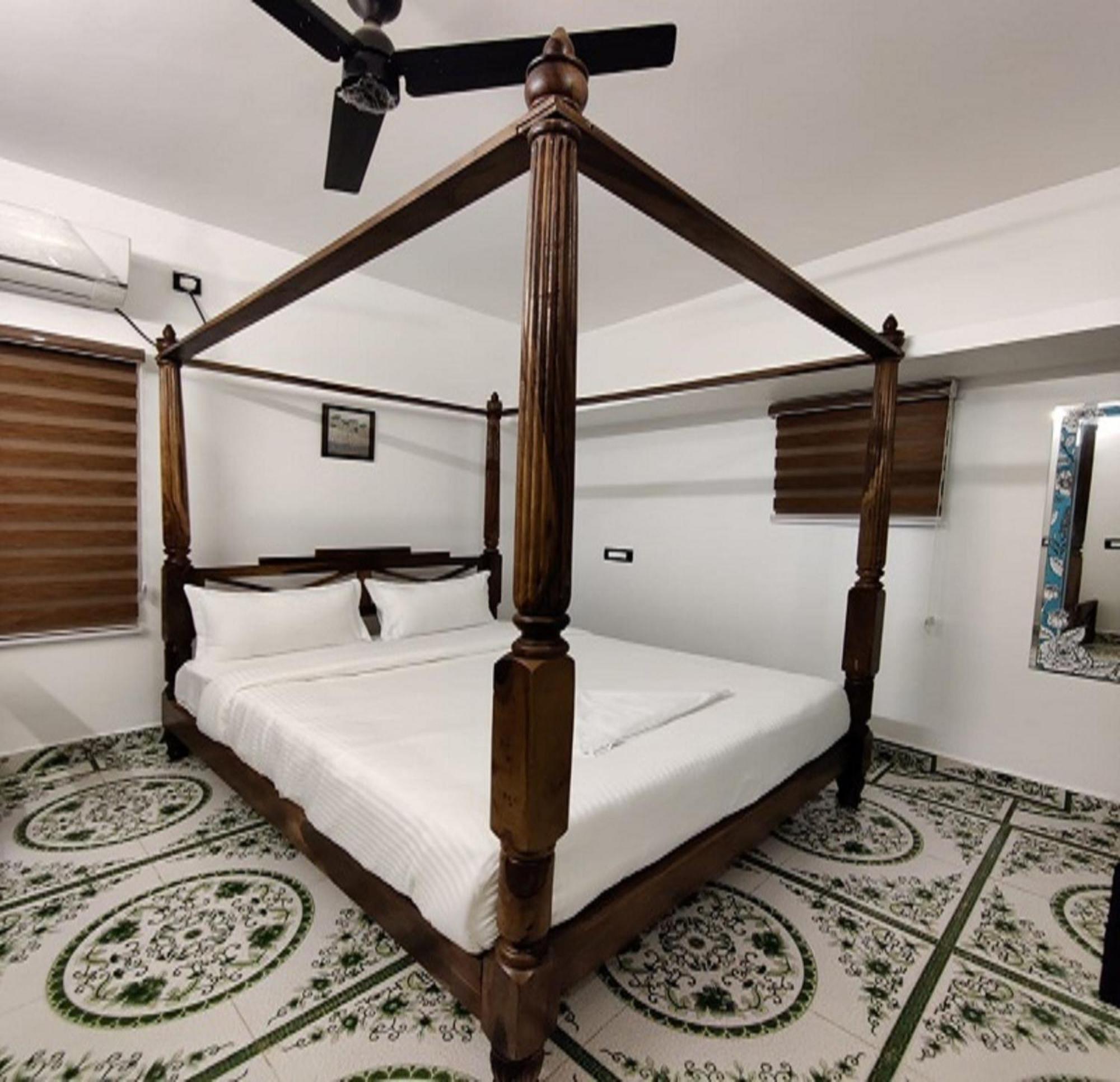 Courtyard Castle Heritage Resort Пондичери Екстериор снимка