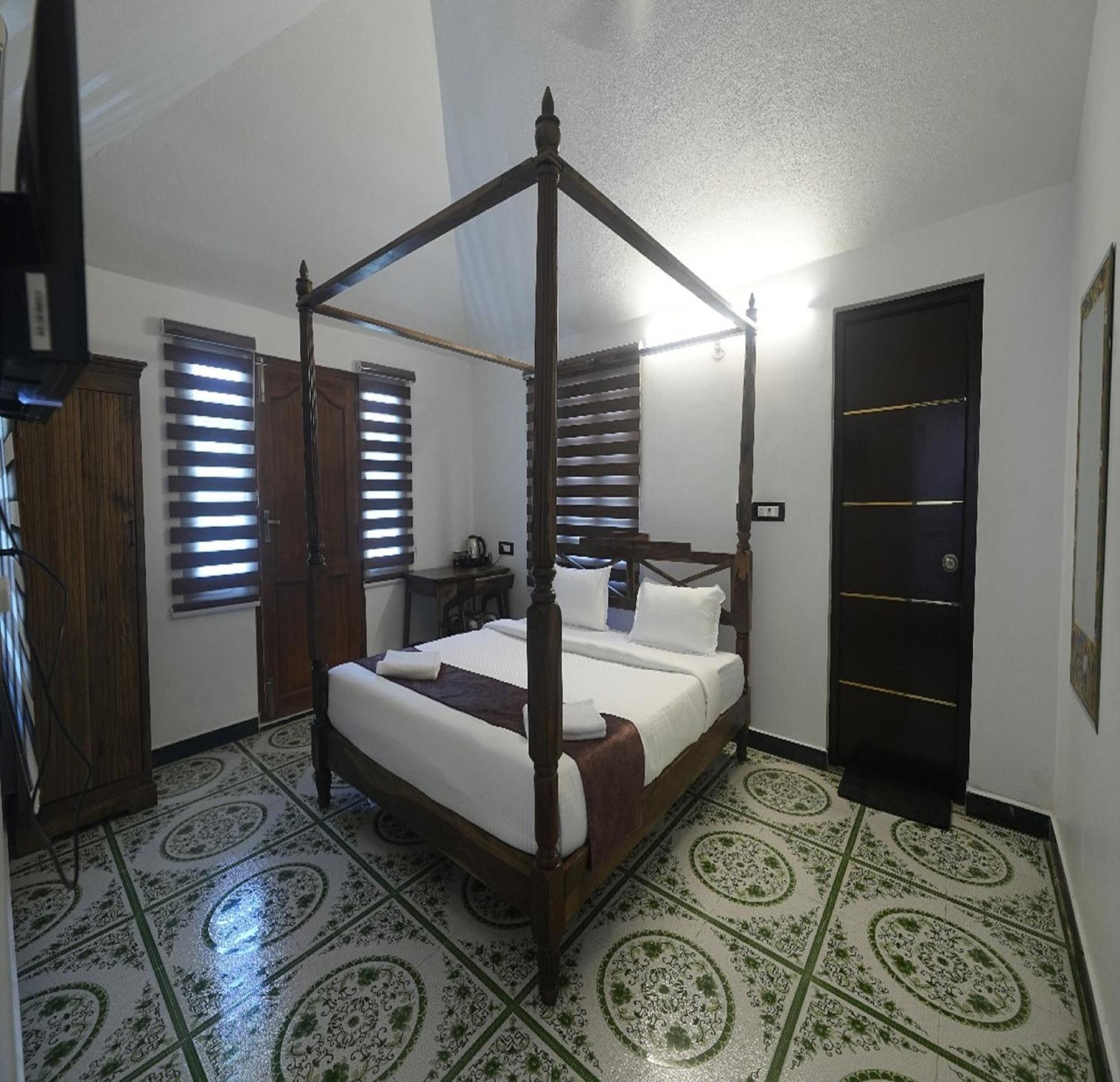 Courtyard Castle Heritage Resort Пондичери Екстериор снимка