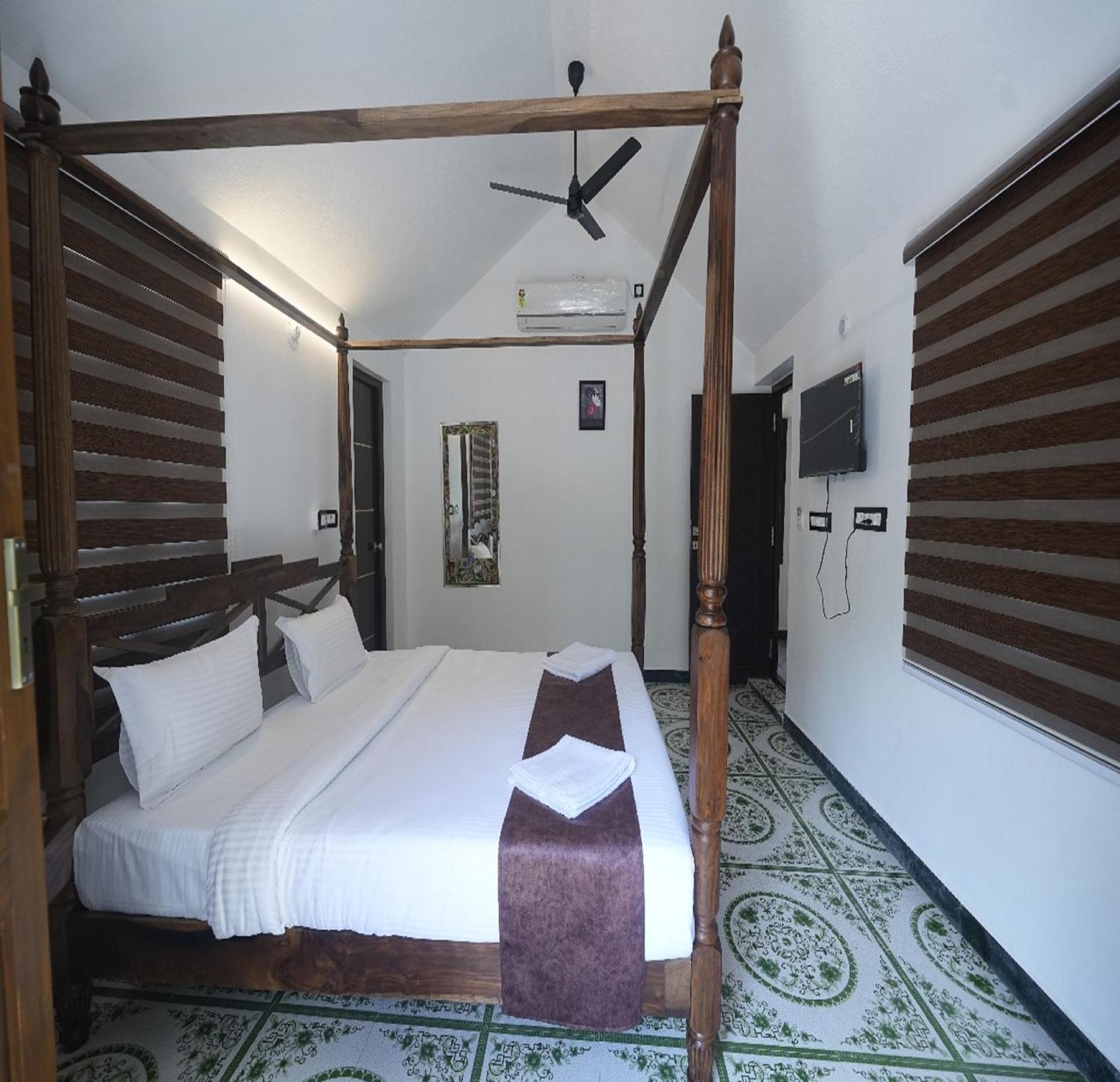 Courtyard Castle Heritage Resort Пондичери Екстериор снимка