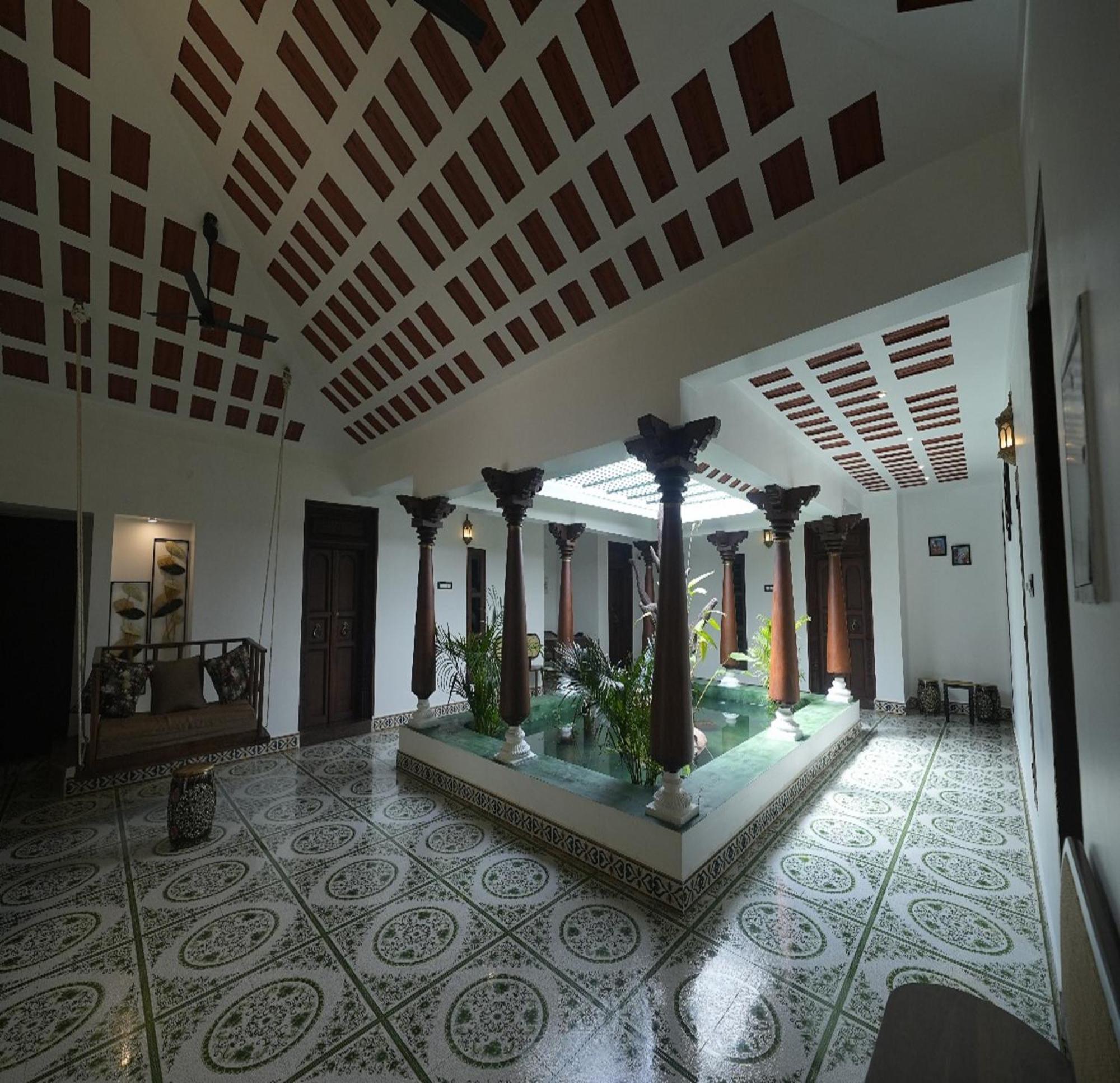 Courtyard Castle Heritage Resort Пондичери Екстериор снимка