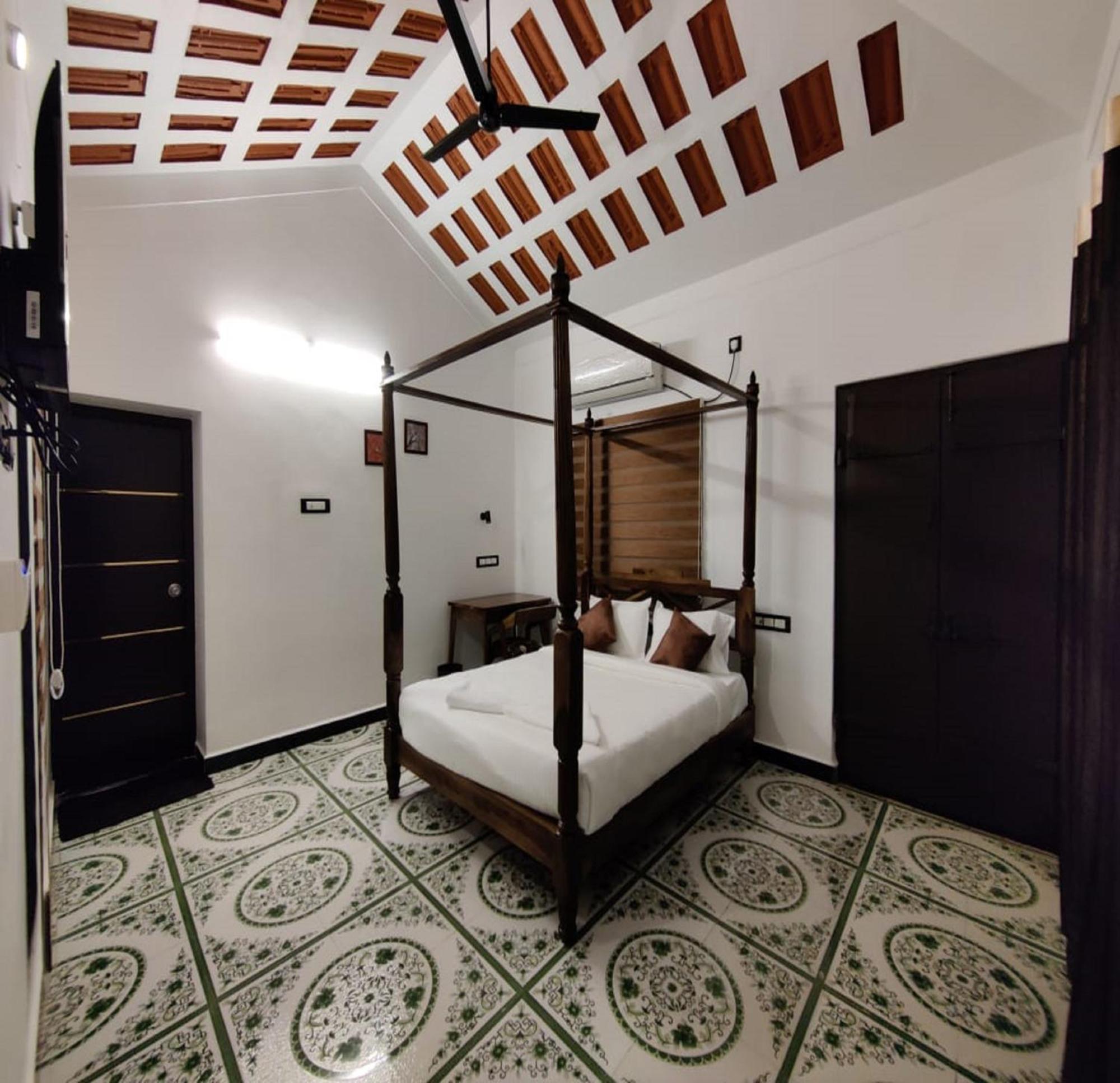 Courtyard Castle Heritage Resort Пондичери Екстериор снимка