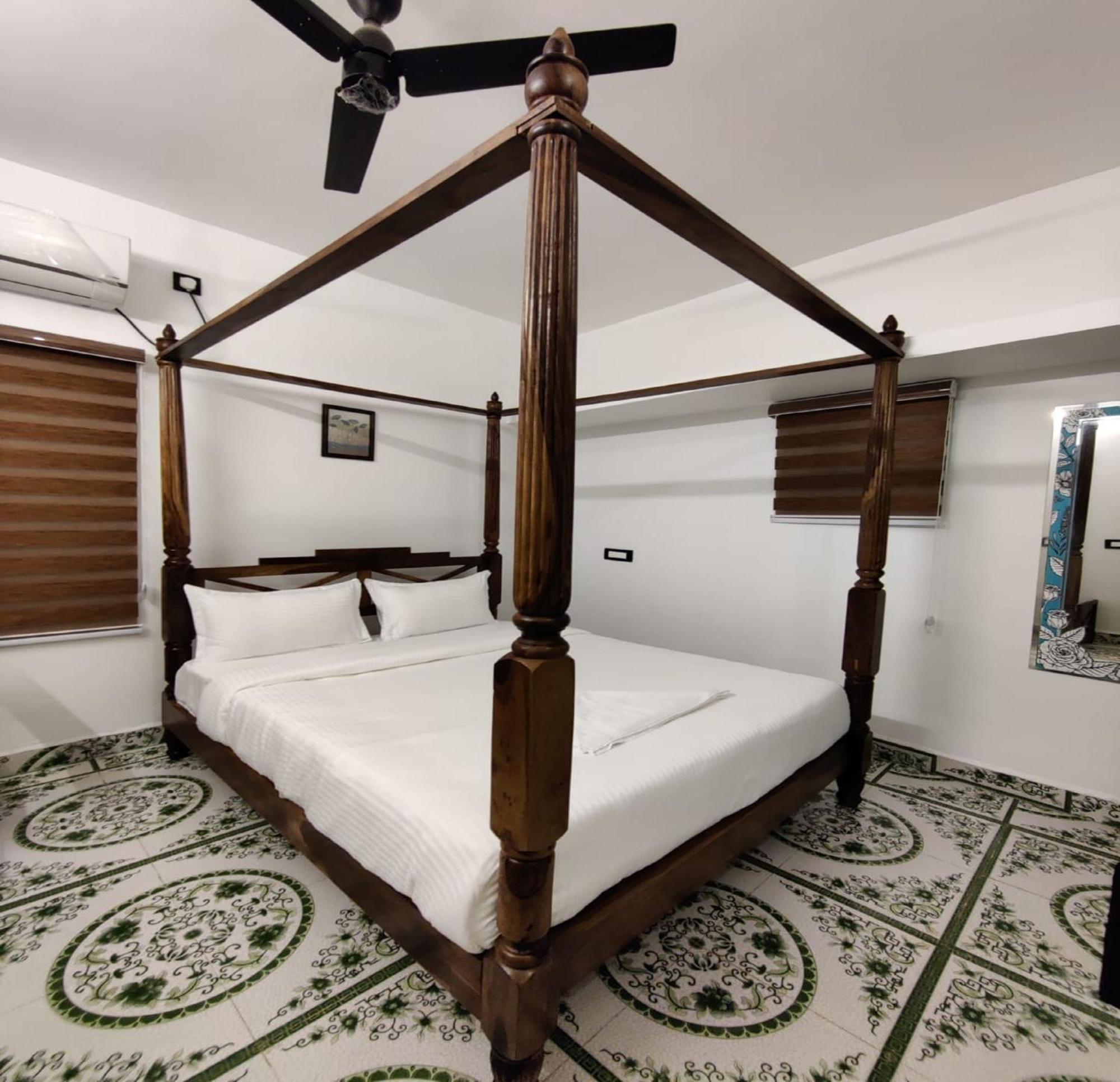 Courtyard Castle Heritage Resort Пондичери Екстериор снимка
