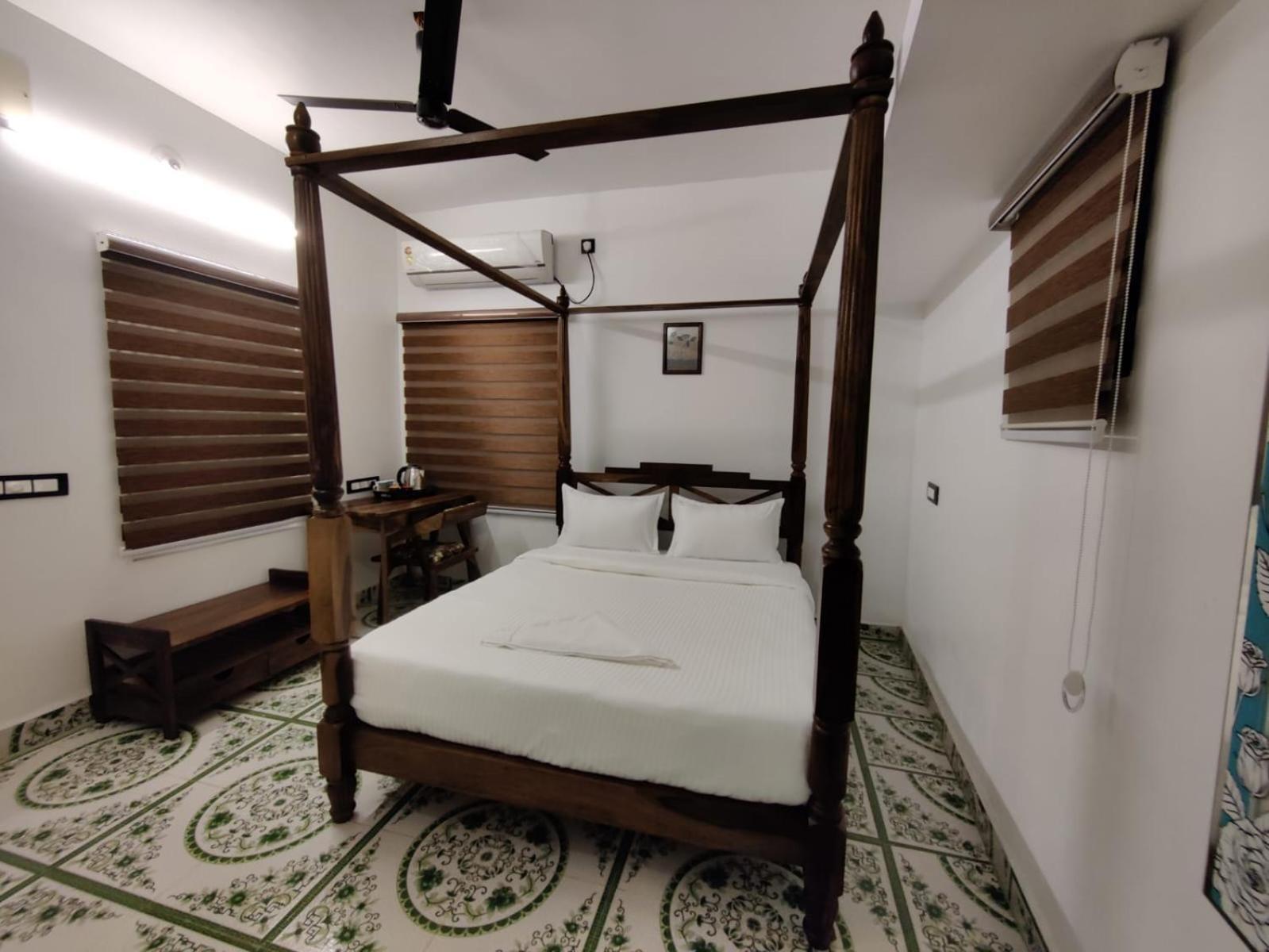 Courtyard Castle Heritage Resort Пондичери Екстериор снимка